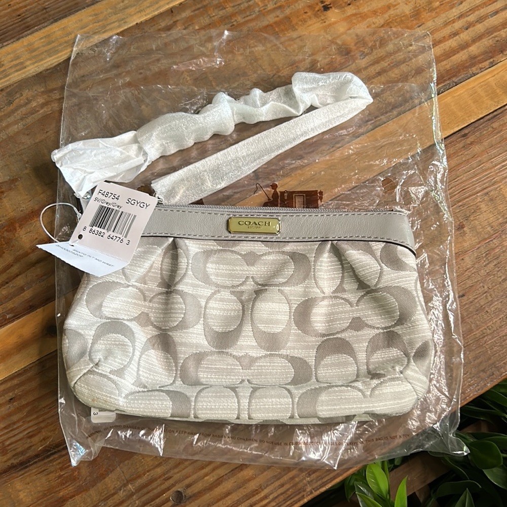 Coach signature medium wristlet BNWT - Picture 3 of 10
